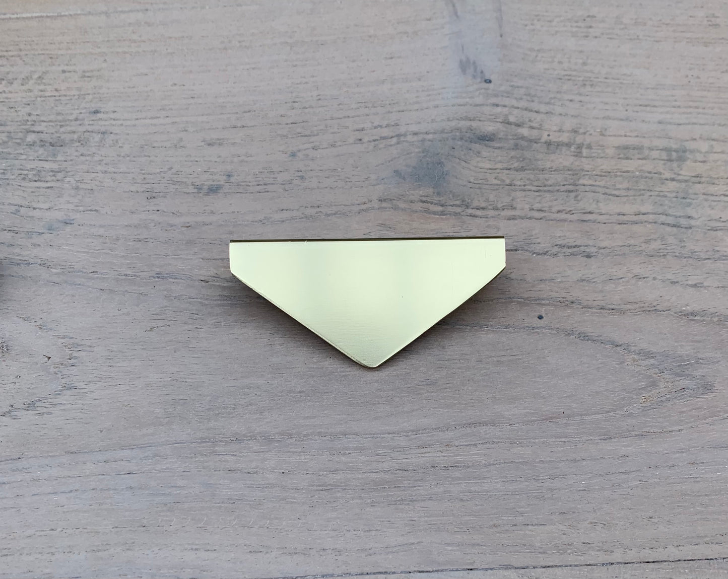 Triangle drawer pull