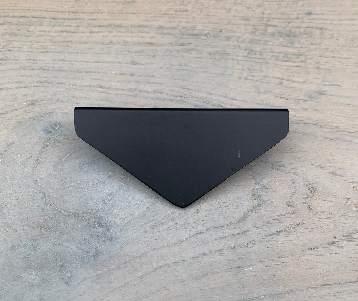 Triangle drawer pull